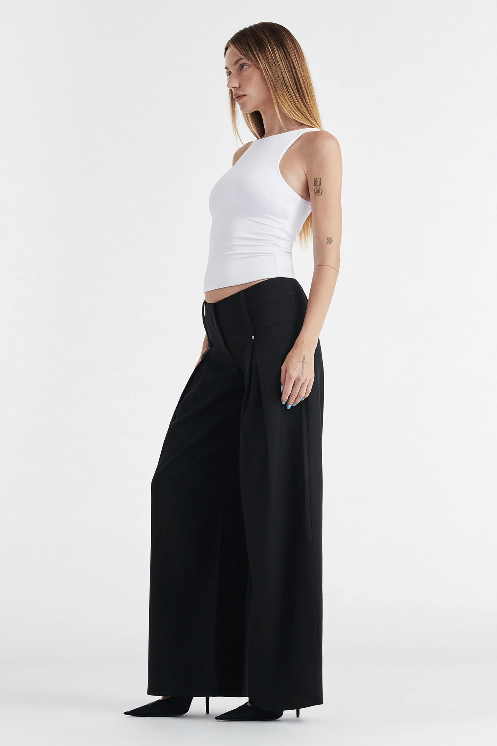 SOPHIE BASIC SLEEVELESS TANK WITH SHELF BRA - WHITE - Image 2